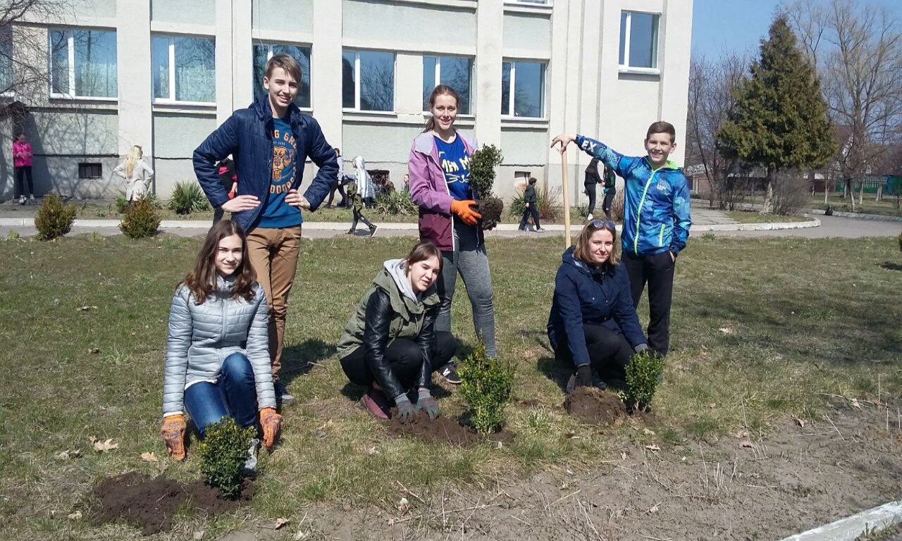 Школярі озеленили територію своєї школи за допомоги черкаських лісівників