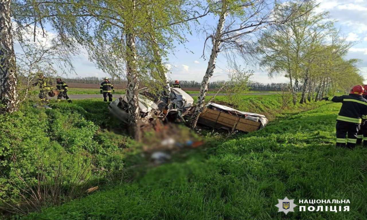 На автодорозі Черкаси-Сміла перекинувся автомобіль: водій загинув