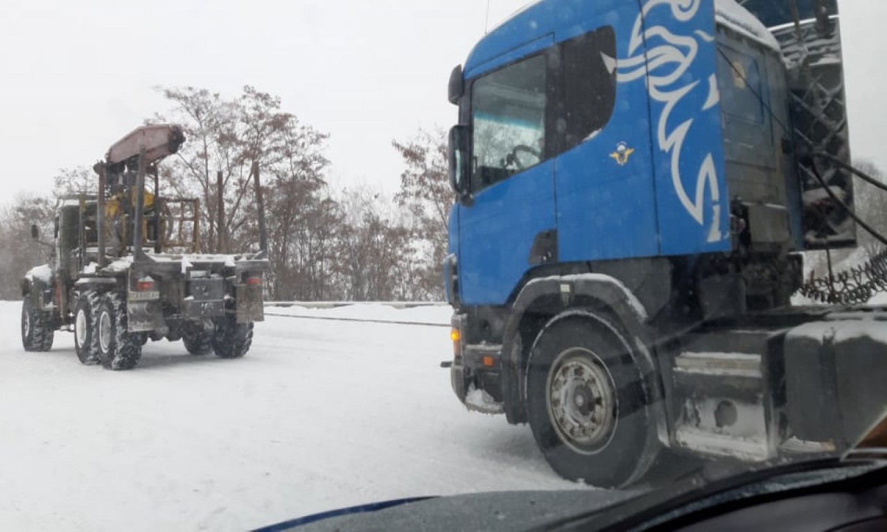 Звенигородські лісівники витягли 26 вантажівок за снігового полону