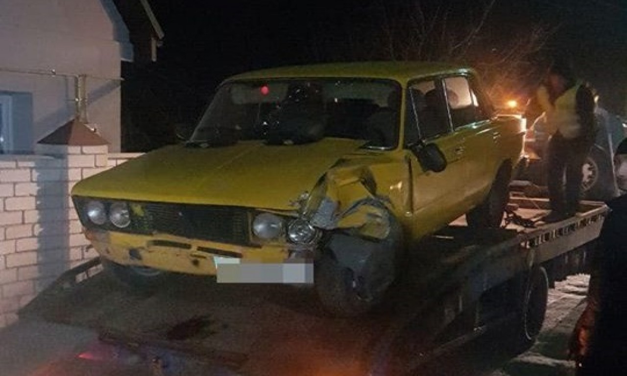 У Черкасах нетверезий водій розбив свій автомобіль і пошкодив ще два припаркованих (ФОТО)