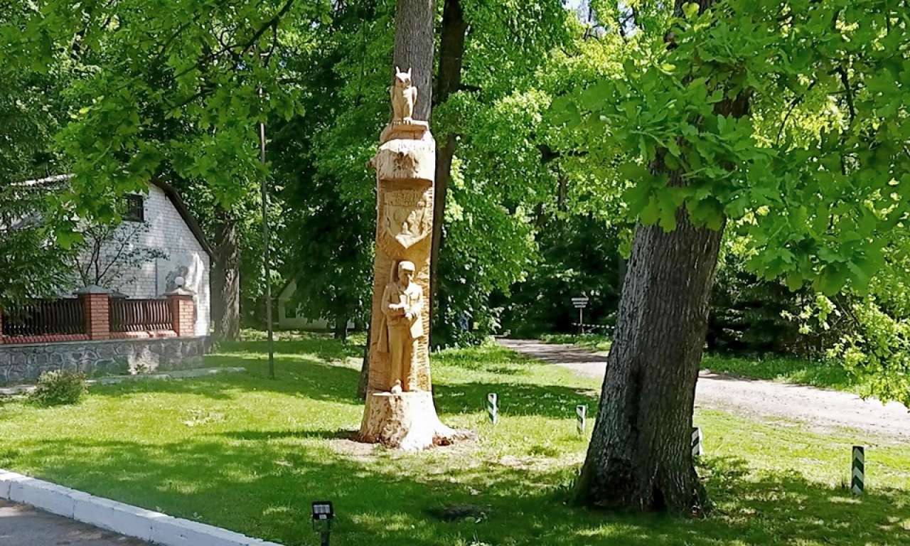 На території Грушківського лісництва Кам’янського лісгоспу створили скульптуру зі 150-річного дуба (ВІДЕО)