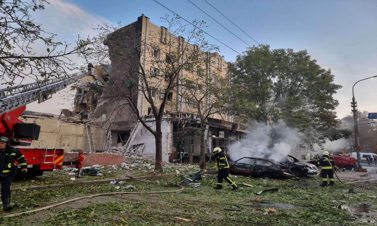 У Черкасах внаслідок ракетного удару зруйновано будівлю в центрі міста (ВІДЕО)